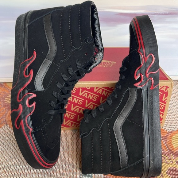 Vans Men’s Sk8-Hi Flame
Suede Black/Red
VN0005UJY09
Sneakers - Picture 12 of 16